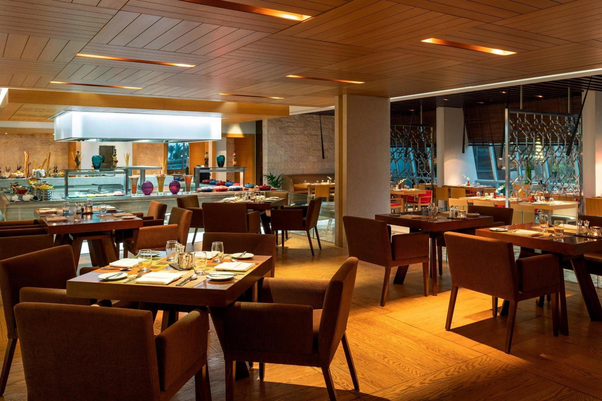 Sheraton Jeddah Hotel - Saudi Brothers Commercial Company Branch Exterior photo The restaurant