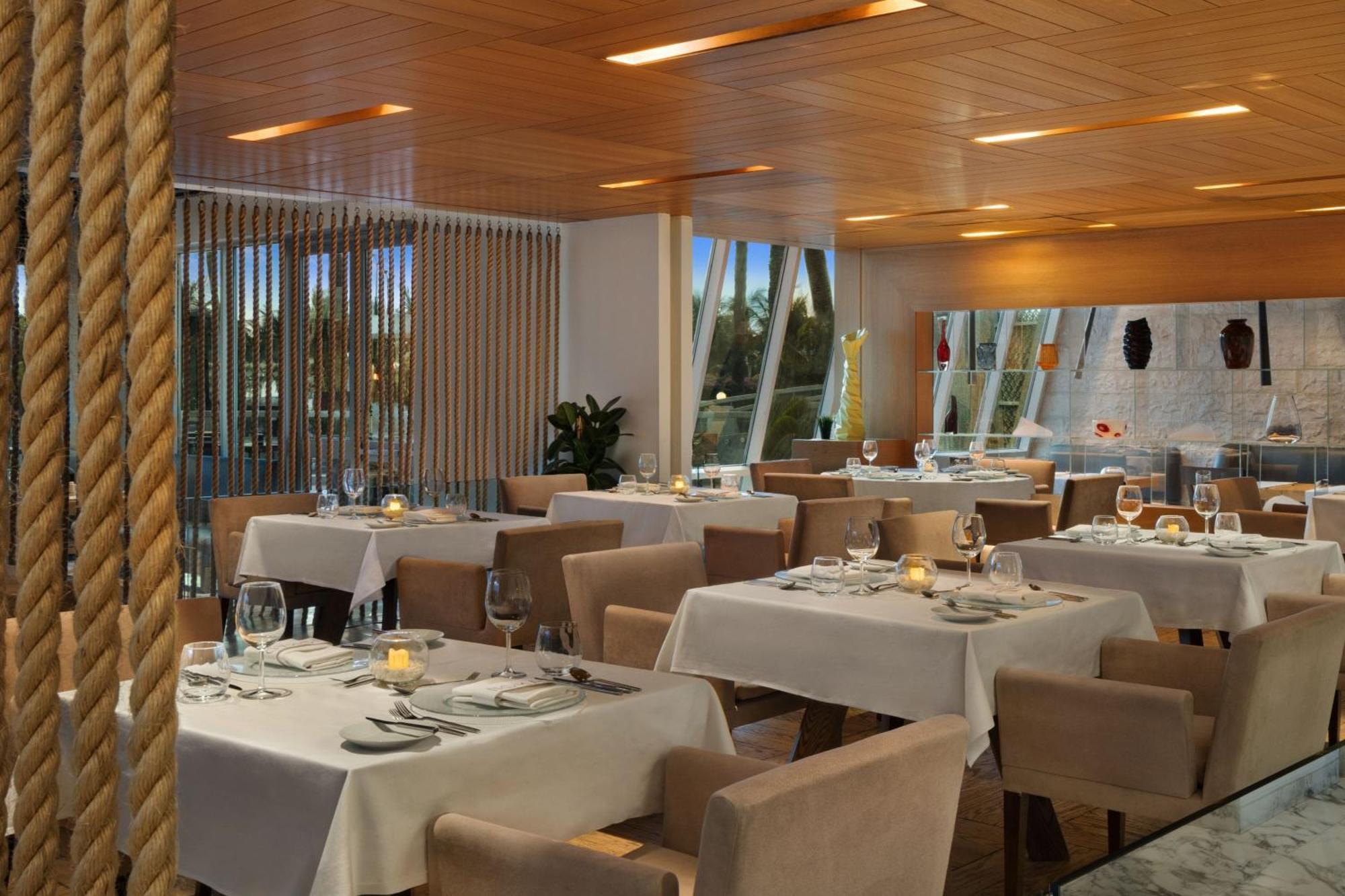 Sheraton Jeddah Hotel - Saudi Brothers Commercial Company Branch Exterior photo The interior of the restaurant