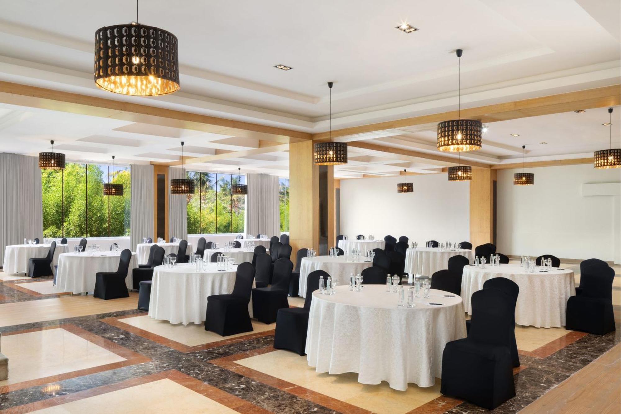 Sheraton Jeddah Hotel - Saudi Brothers Commercial Company Branch Exterior photo The ballroom