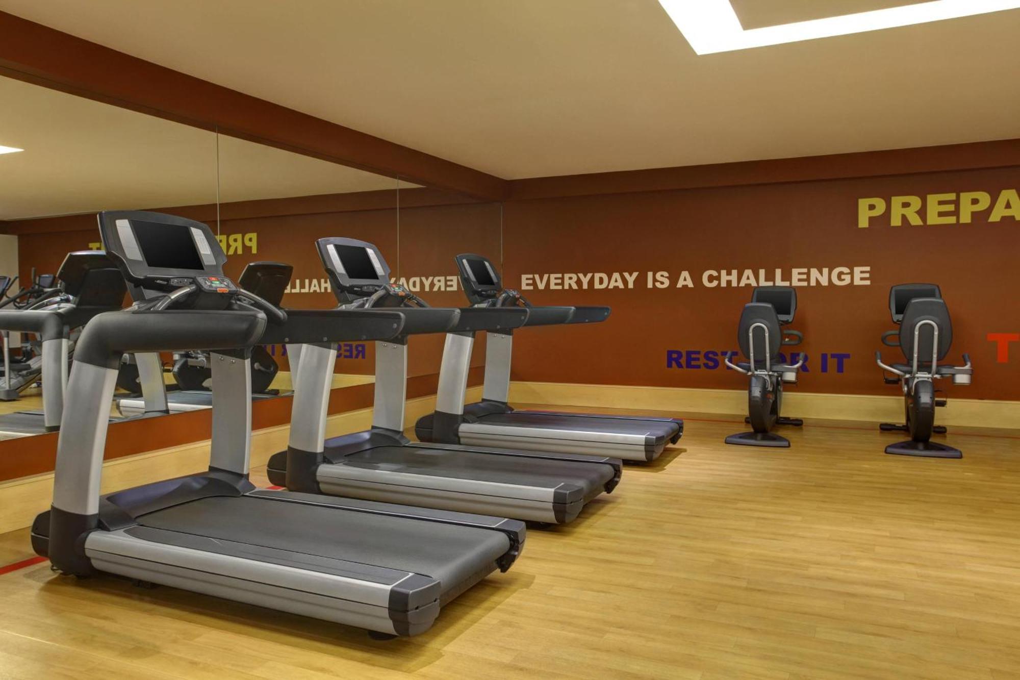 Sheraton Jeddah Hotel - Saudi Brothers Commercial Company Branch Exterior photo The gym at the hotel